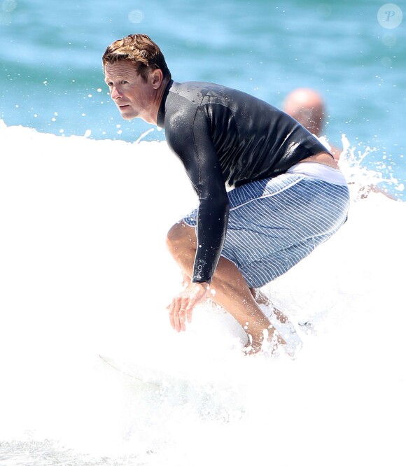 Exclusif - Simon Baker fête ses 45 ans en famille en faisant du surf avec ses fils Harry et Claude à Santa Monica, le 30 juillet 2014.