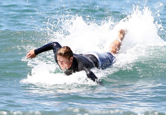 Exclusif - Simon Baker fête ses 45 ans en famille en faisant du surf avec ses fils Harry et Claude à Santa Monica, le 30 juillet 2014.