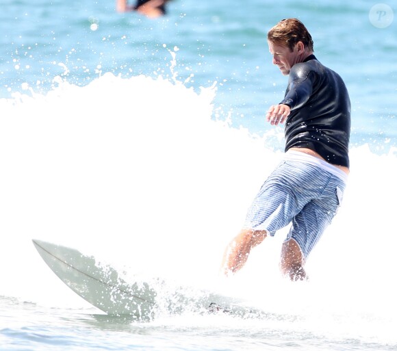 Exclusif - Simon Baker fête ses 45 ans en famille en faisant du surf avec ses fils Harry et Claude à Santa Monica, le 30 juillet 2014.