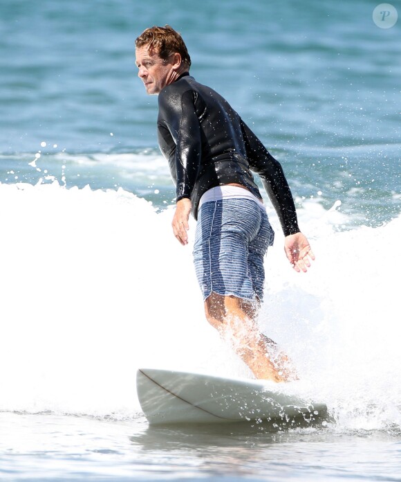 Exclusif - Simon Baker fête ses 45 ans en famille en faisant du surf avec ses fils Harry et Claude à Santa Monica, le 30 juillet 2014.