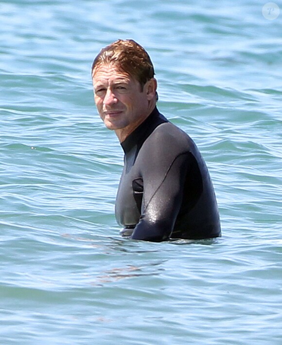 Exclusif - Simon Baker fête ses 45 ans en famille en faisant du surf avec ses fils Harry et Claude à Santa Monica, le 30 juillet 2014.