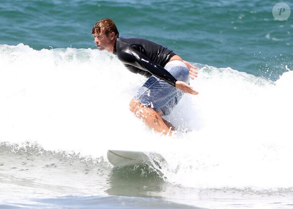 Exclusif - Simon Baker fête ses 45 ans en famille en faisant du surf avec ses fils Harry et Claude à Santa Monica, le 30 juillet 2014.