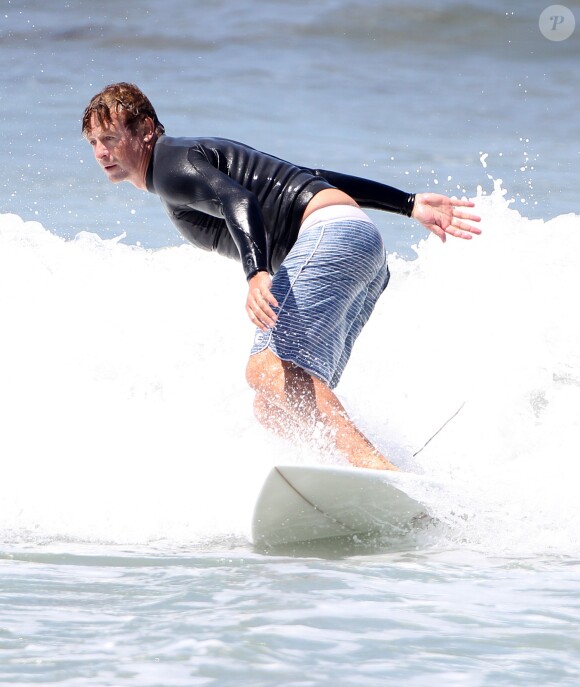 Exclusif - Simon Baker fête ses 45 ans en famille en faisant du surf avec ses fils Harry et Claude à Santa Monica, le 30 juillet 2014.