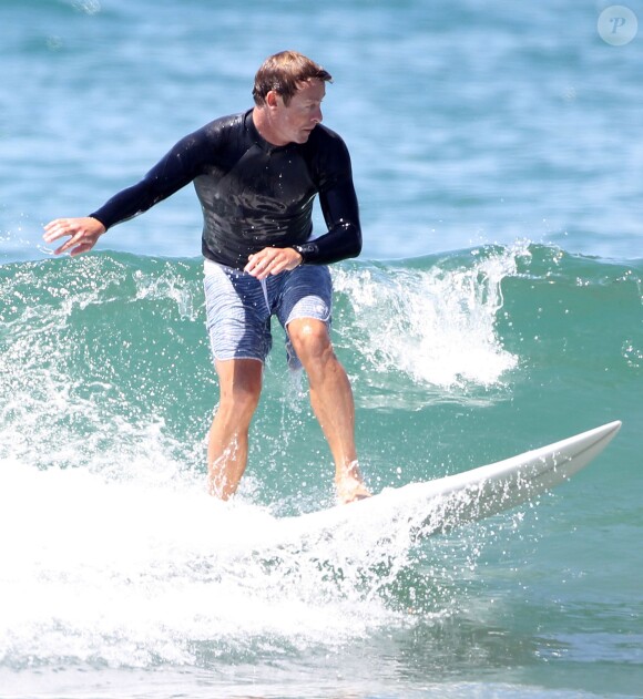 Exclusif - Simon Baker fête ses 45 ans en famille en faisant du surf avec ses fils Harry et Claude à Santa Monica, le 30 juillet 2014.