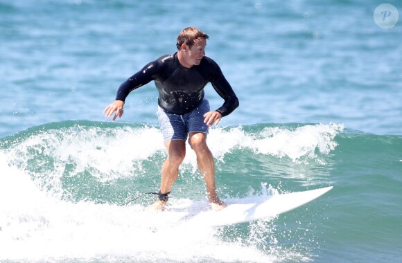 Exclusif - Simon Baker fête ses 45 ans en famille en faisant du surf avec ses fils Harry et Claude à Santa Monica, le 30 juillet 2014.