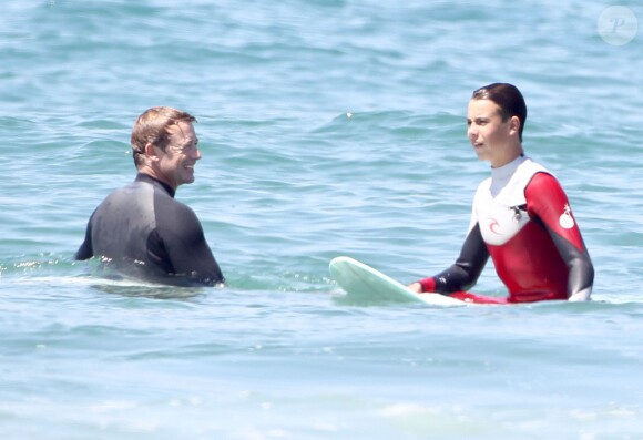 Exclusif - Simon Baker fête ses 45 ans en famille en faisant du surf avec ses fils Harry et Claude à Santa Monica, le 30 juillet 2014.