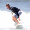 Exclusif - Simon Baker fête ses 45 ans en famille en faisant du surf avec ses fils Harry et Claude à Santa Monica, le 30 juillet 2014.