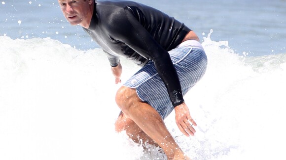Simon Baker : Surfeur charismatique devant ses deux fils, admiratifs