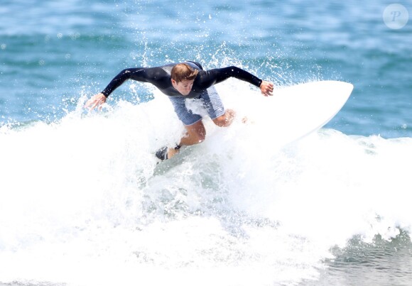 Exclusif - Simon Baker fête ses 45 ans en famille en faisant du surf avec ses fils Harry et Claude à Santa Monica, le 30 juillet 2014.