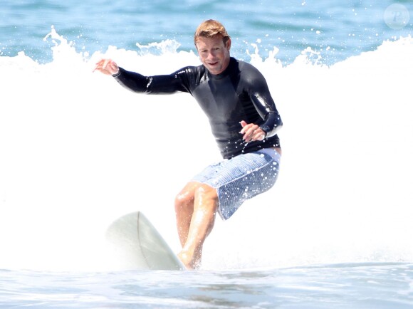 Exclusif - Simon Baker fête ses 45 ans en famille en faisant du surf avec ses fils Harry et Claude à Santa Monica, le 30 juillet 2014.