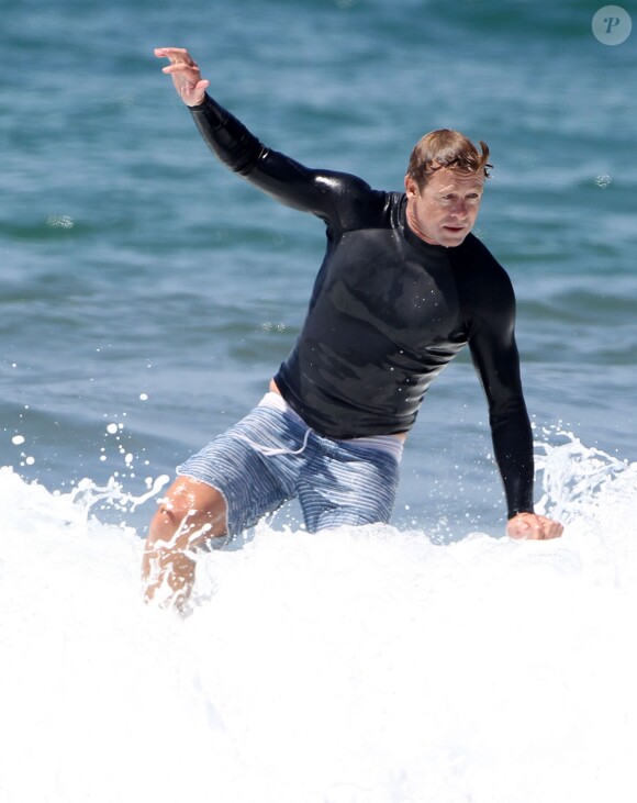 Exclusif - Simon Baker fête ses 45 ans en famille en faisant du surf avec ses fils Harry et Claude à Santa Monica, le 30 juillet 2014.