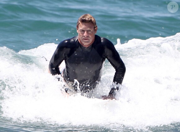 Exclusif - Simon Baker fête ses 45 ans en famille en faisant du surf avec ses fils Harry et Claude à Santa Monica, le 30 juillet 2014.