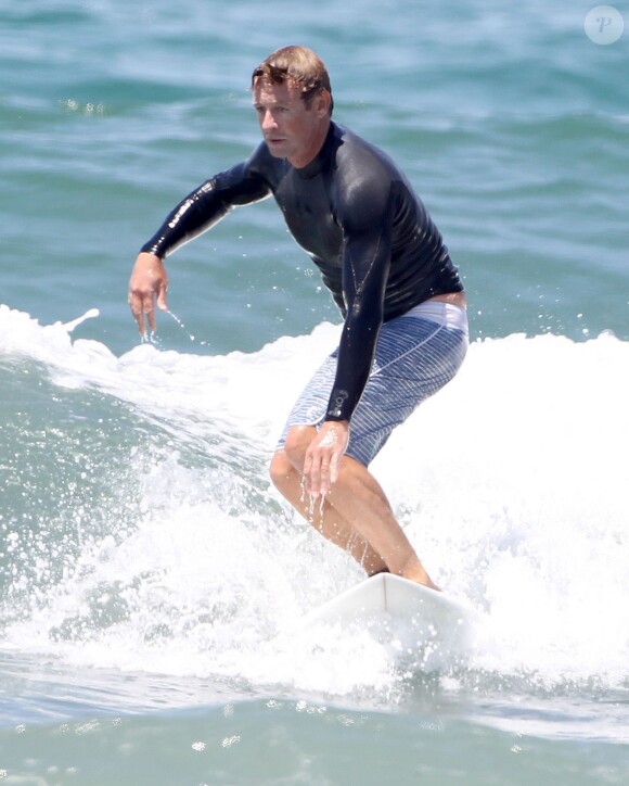 Exclusif - Simon Baker fête ses 45 ans en famille en faisant du surf avec ses fils Harry et Claude à Santa Monica, le 30 juillet 2014.