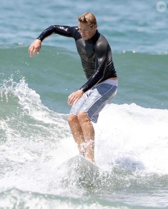 Exclusif - Simon Baker fête ses 45 ans en famille en faisant du surf avec ses fils Harry et Claude à Santa Monica, le 30 juillet 2014.