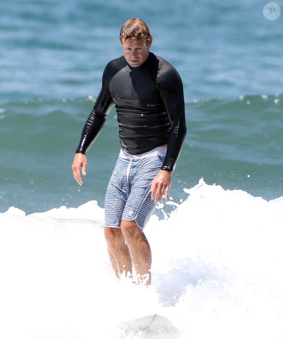 Exclusif - Simon Baker fête ses 45 ans en famille en faisant du surf avec ses fils Harry et Claude à Santa Monica, le 30 juillet 2014.