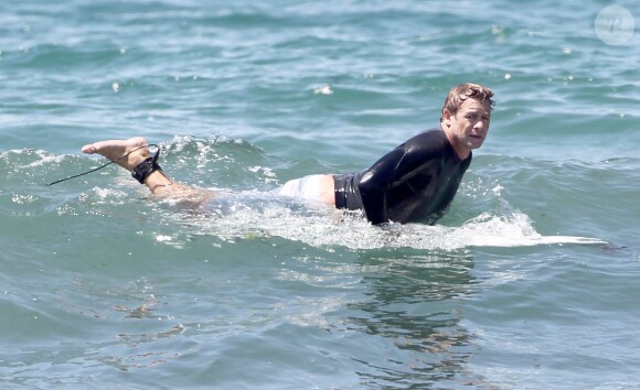Exclusif - Simon Baker fête ses 45 ans en famille en faisant du surf avec ses fils Harry et Claude à Santa Monica, le 30 juillet 2014.