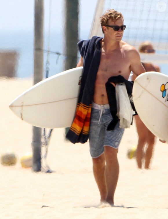 Exclusif - Simon Baker avec ses fils Harry et Claude après leur après-midi de surf à Santa Monica, le 30 juillet 2014.