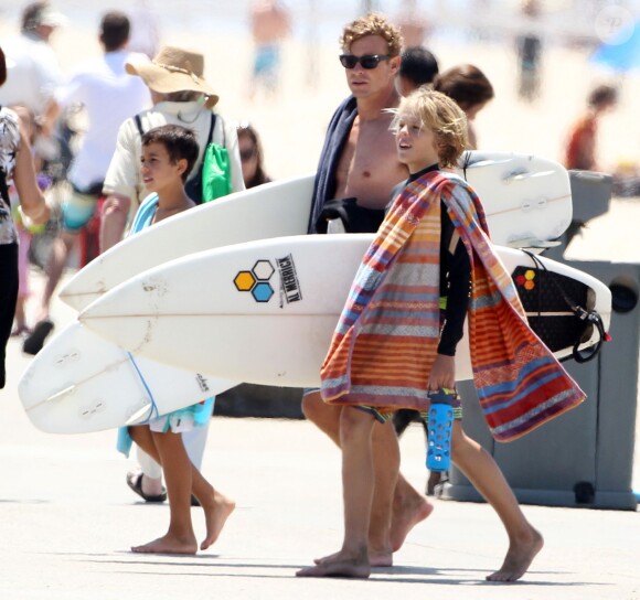 Exclusif - Simon Baker avec ses fils Harry et Claude après leur après-midi de surf à Santa Monica, le 30 juillet 2014.