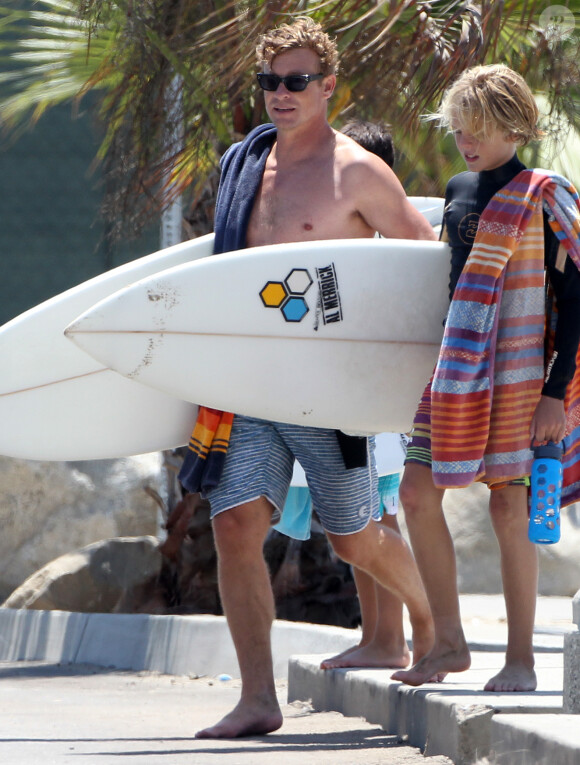 Exclusif - Simon Baker avec ses fils Harry et Claude après leur après-midi de surf à Santa Monica, le 30 juillet 2014.