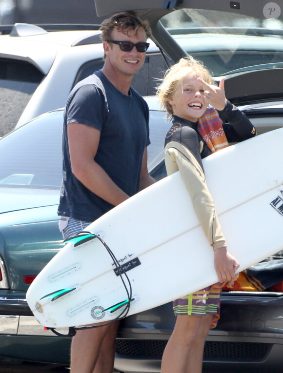 Exclusif - Simon Baker avec ses fils Harry et Claude après leur après-midi de surf à Santa Monica, le 30 juillet 2014.