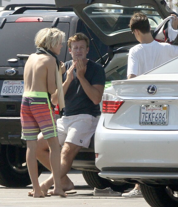 Exclusif - Simon Baker avec ses fils Harry et Claude après leur après-midi de surf à Santa Monica, le 30 juillet 2014.