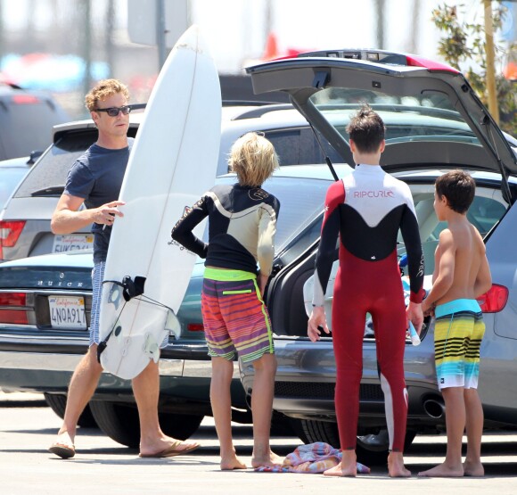 Exclusif - Simon Baker avec ses fils Harry et Claude après leur après-midi de surf à Santa Monica, le 30 juillet 2014.