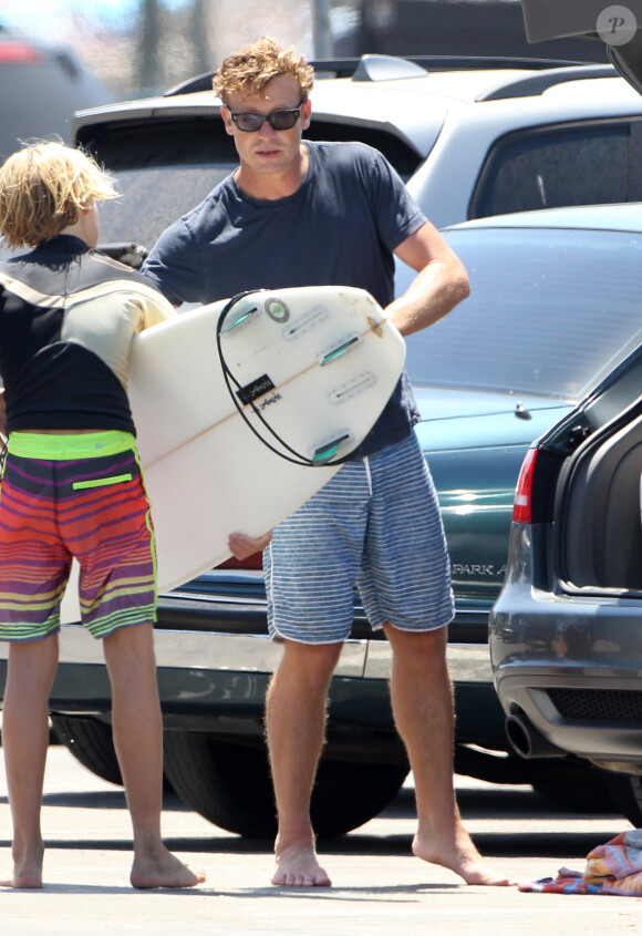 Exclusif - Simon Baker avec ses fils Harry et Claude après leur après-midi de surf à Santa Monica, le 30 juillet 2014.