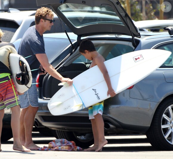 Exclusif - Simon Baker avec ses fils Harry et Claude après leur après-midi de surf à Santa Monica, le 30 juillet 2014.