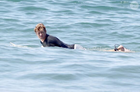 Exclusif - Simon Baker fête ses 45 ans en famille en faisant du surf avec ses fils Harry et Claude à Santa Monica, le 30 juillet 2014.