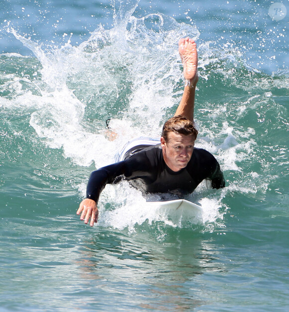 Exclusif - Simon Baker fête ses 45 ans en famille en faisant du surf avec ses fils Harry et Claude à Santa Monica, le 30 juillet 2014.
