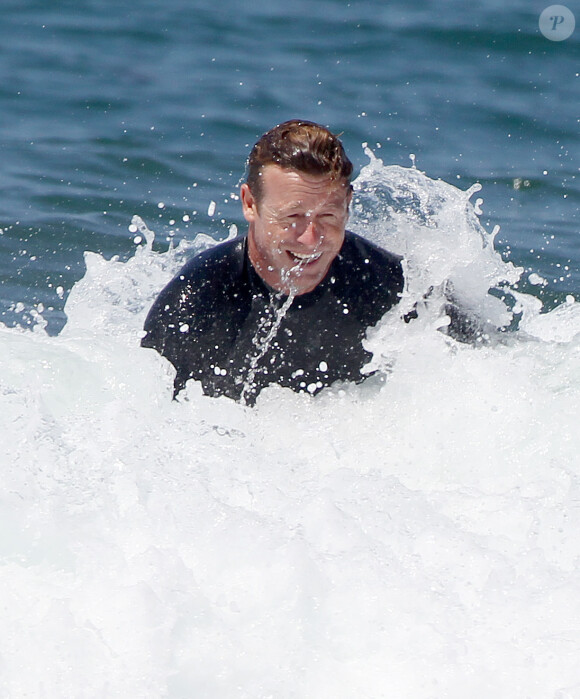 Exclusif - Simon Baker fête ses 45 ans en famille en faisant du surf avec ses fils Harry et Claude à Santa Monica, le 30 juillet 2014.