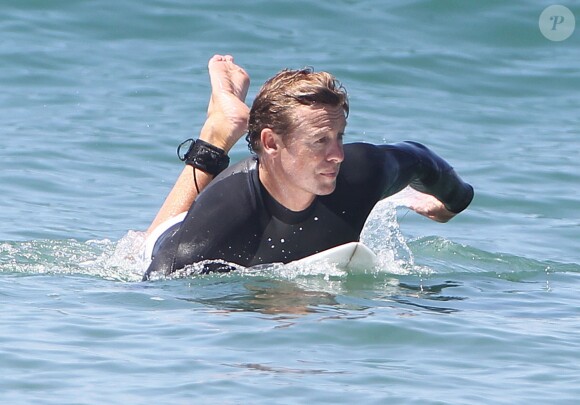 Exclusif - Simon Baker fête ses 45 ans en famille en faisant du surf avec ses fils Harry et Claude à Santa Monica, le 30 juillet 2014.
