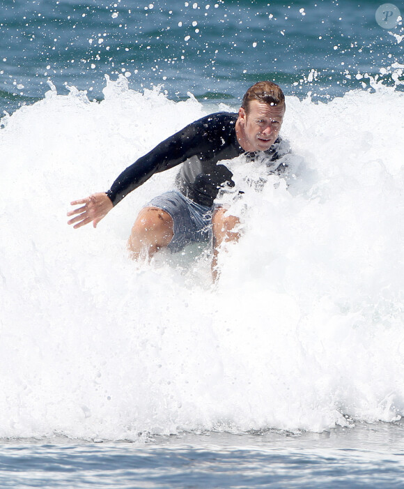 Exclusif - Simon Baker fête ses 45 ans en famille en faisant du surf avec ses fils Harry et Claude à Santa Monica, le 30 juillet 2014.