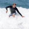 Exclusif - Simon Baker fête ses 45 ans en famille en faisant du surf avec ses fils Harry et Claude à Santa Monica, le 30 juillet 2014.
