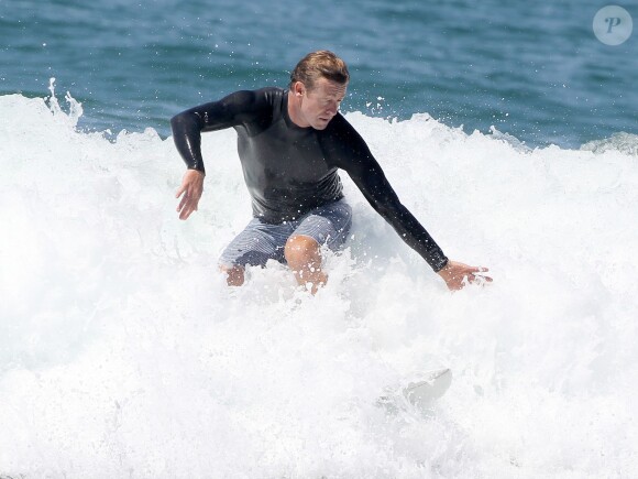 Exclusif - Simon Baker fête ses 45 ans en famille en faisant du surf avec ses fils Harry et Claude à Santa Monica, le 30 juillet 2014.