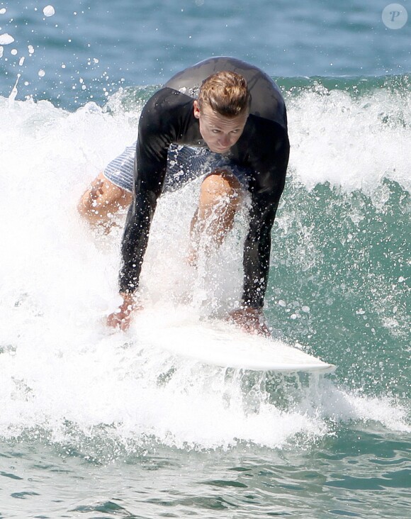 Exclusif - Simon Baker fête ses 45 ans en famille en faisant du surf avec ses fils Harry et Claude à Santa Monica, le 30 juillet 2014.