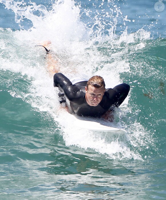 Exclusif - Simon Baker fête ses 45 ans en famille en faisant du surf avec ses fils Harry et Claude à Santa Monica, le 30 juillet 2014.