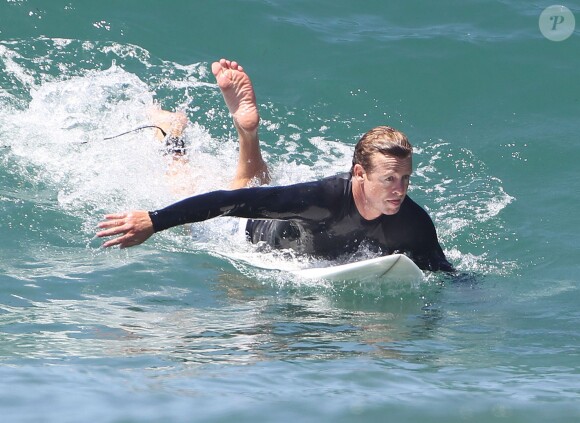 Exclusif - Simon Baker fête ses 45 ans en famille en faisant du surf avec ses fils Harry et Claude à Santa Monica, le 30 juillet 2014.