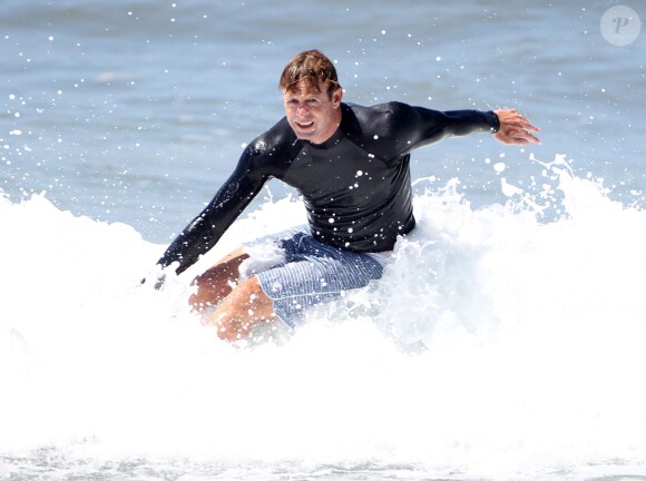 Exclusif - Simon Baker fête ses 45 ans en famille en faisant du surf avec ses fils Harry et Claude à Santa Monica, le 30 juillet 2014.