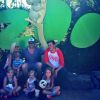 Tori Spelling et son mari Dean McDermott en compagnie de leurs enfants au parc d'attraction, le 9 août 2014.