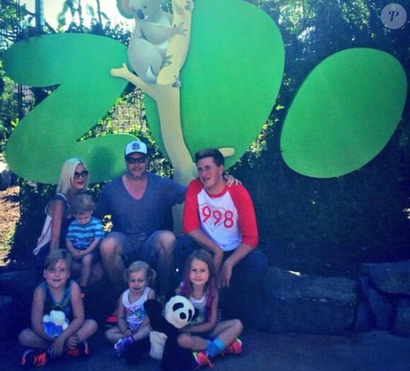 Tori Spelling et son mari Dean McDermott en compagnie de leurs enfants au parc d'attraction, le 9 août 2014.