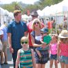 Dean McDermott, son fils Jack, sa femme Tori Spelling et leurs enfants Liam, Stella et Finn au Farmers Market à Malibu, le 10 août 2014.