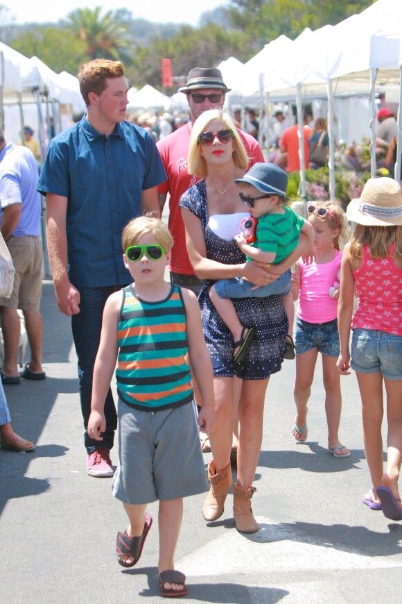 Dean McDermott, son fils Jack, sa femme Tori Spelling et leurs enfants Liam, Stella et Finn au Farmers Market à Malibu, le 10 août 2014.