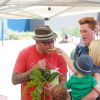Dean McDermott, son fils Jack, sa femme Tori Spelling et leurs enfants Liam, Stella et Finn au Farmers Market à Malibu, le 10 août 2014.