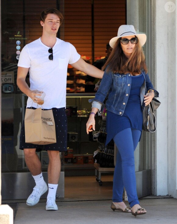 Maria Shriver est allée faire du shopping chez Frontrunners avec son fils Patrick le 10 mars 2014 à Los Angeles.