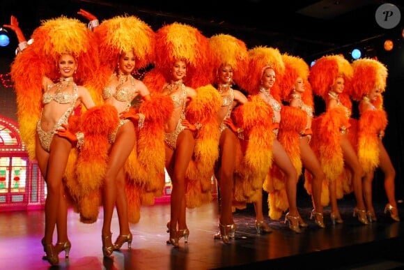 La troupe du Moulin Rouge en représentation à Bombay en Inde, le 31 octobre 2012. 