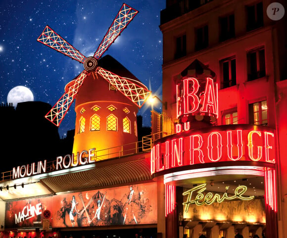 Vue du célèbre cabaret le Moulin Rouge à Paris en juillet 2009.