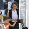 Nicole Richie et sa fille Harlow promènent leur chien Iro à West Hollywood, le 13 août 2014.