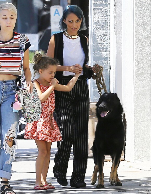 Nicole Richie et sa fille Harlow promènent leur chien Iro à West Hollywood, le 13 août 2014.