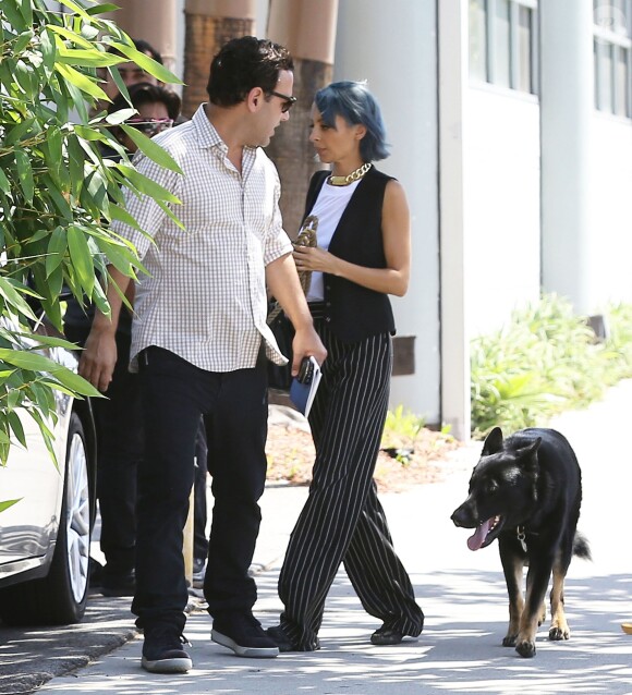 La fashionista Nicole Richie et sa fille Harlow promènent leur chien Iro à West Hollywood, le 13 août 2014.